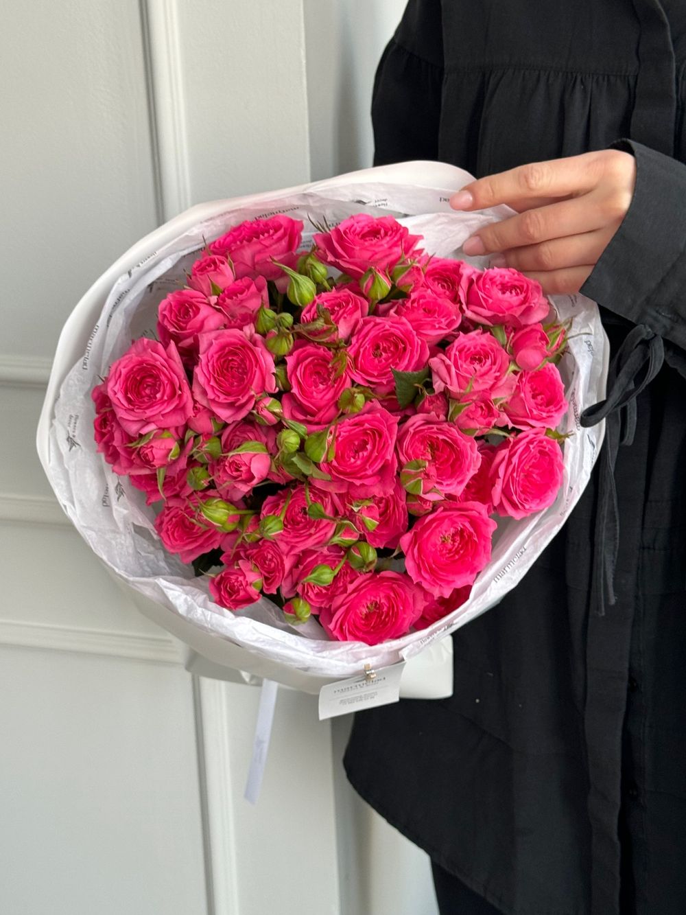 Букет из ярких, кустовых пионовидных роз