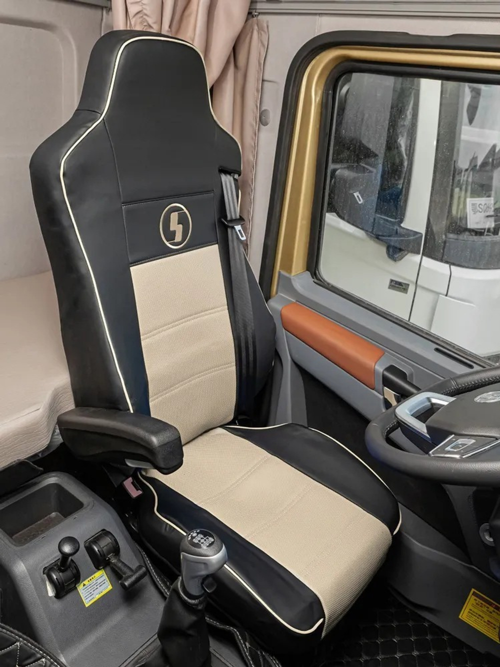 Чехлы Shacman X3000 рестайлинг 3D (экокожа, черный цвет, бежевая экокожа посередине, кант)