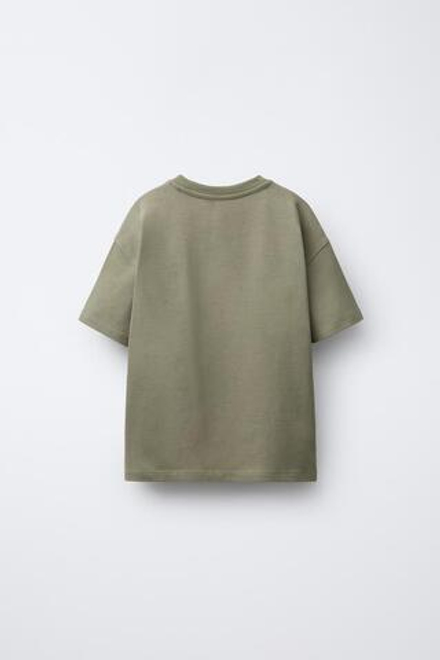 ZARA ФУТБОЛКА ИЗ ПЛОТНОЙ ТКАНИ С ВЫШИТОЙ НАДПИСЬЮ, СВЕТЛЫЙ ХАКИ