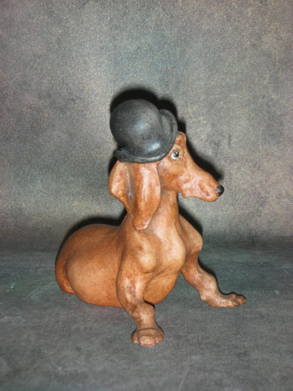 Статуэтка. Фарфор. Собака Такса в цилиндре. Capodimonte. Италия