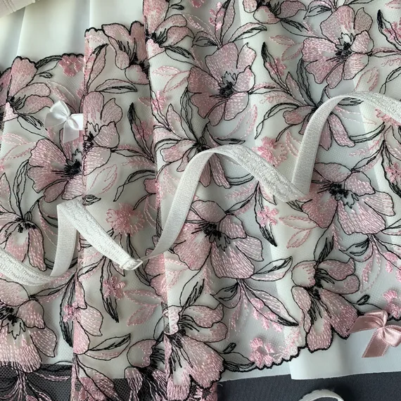 Вышивка на сетке розовая/черная 23 см