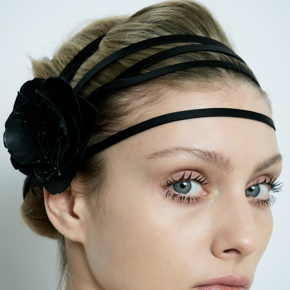 Заколка-пион из черной кожи