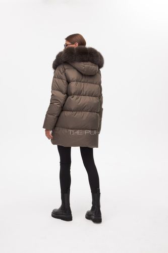 Удлиненный пуховик в цвете хаки с v-образным меховым воротником