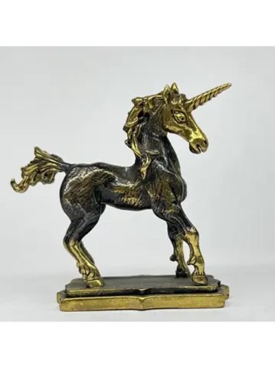 Бронзовая статуэтка на янтаре