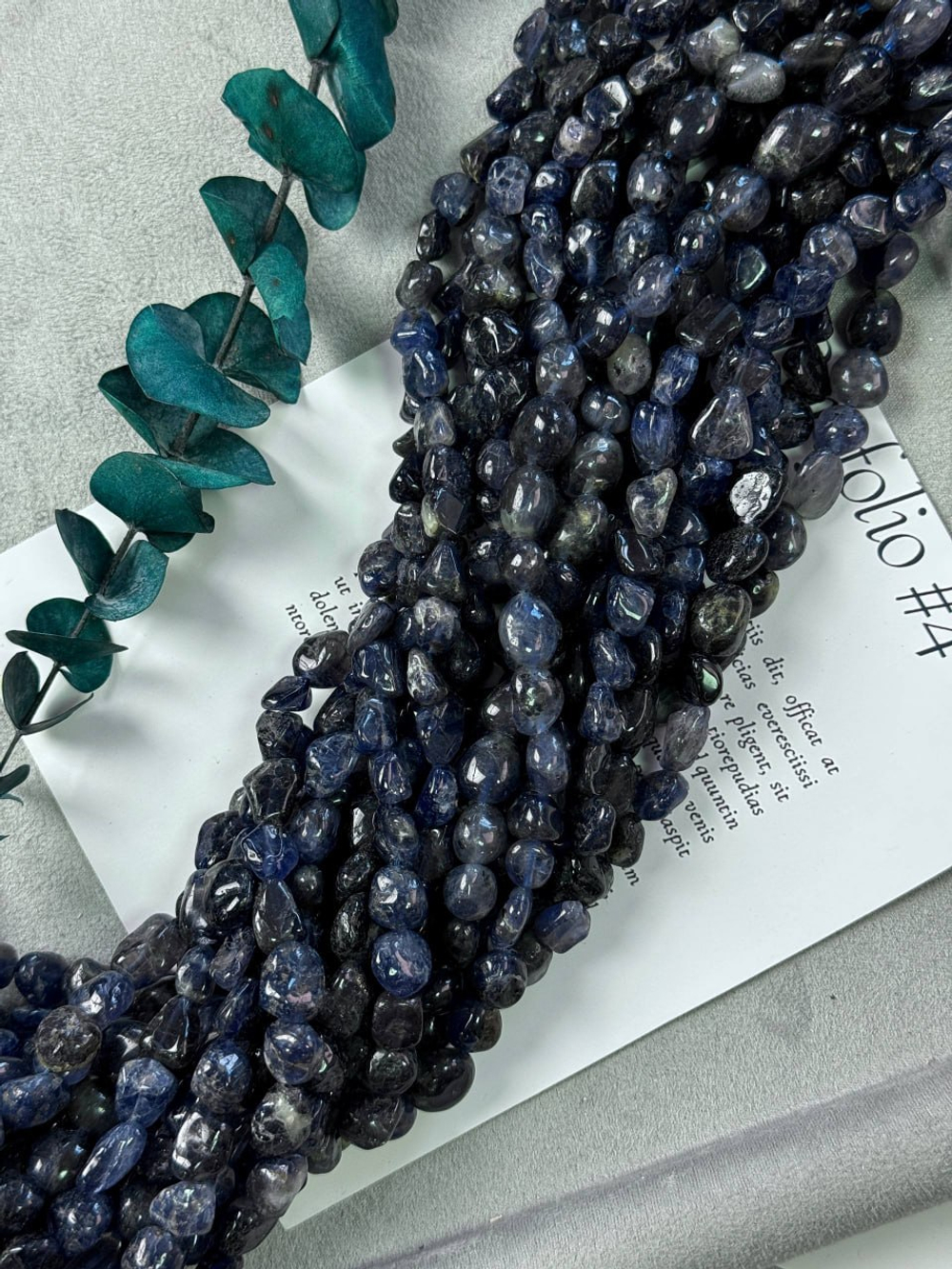 Натуральный кордиерит, галтовка 8-10 мм, нить 40 см