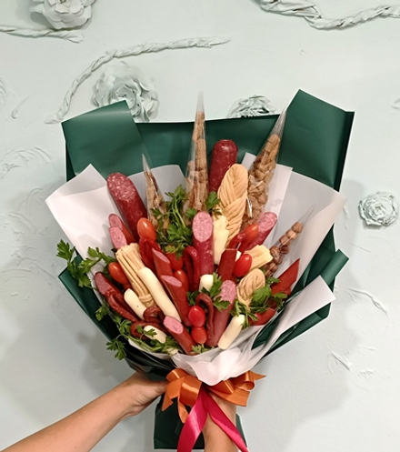 Съедобный букет с колбасами, сыром и сухариками