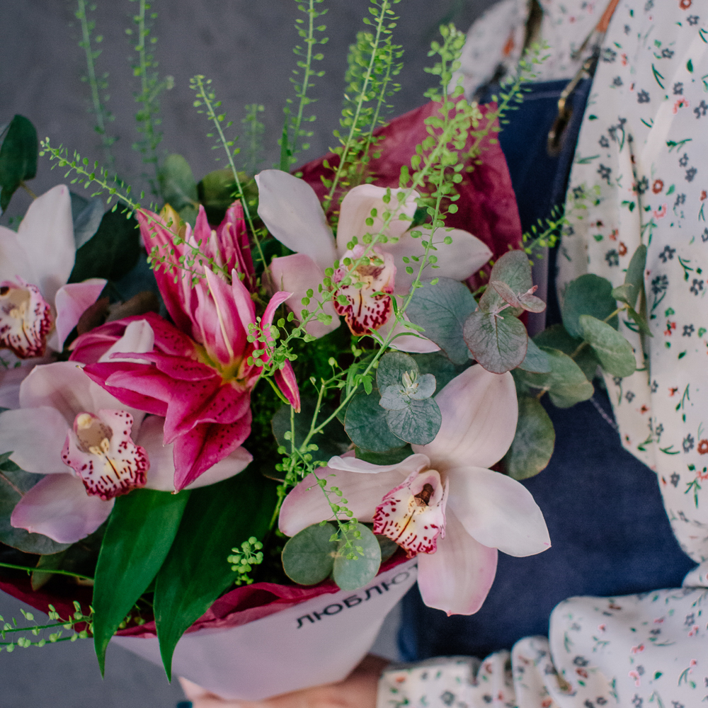 173. Стойкий ароматный букет с лилией и орхидеей