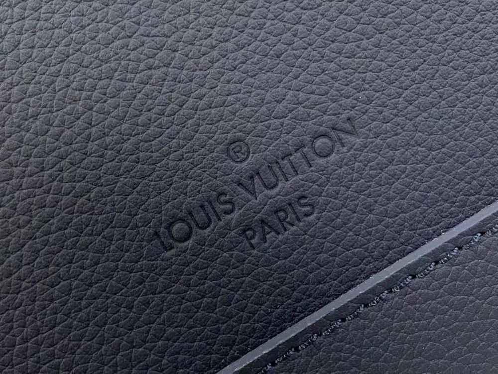Сумка-мессенджер Louis Vuitton