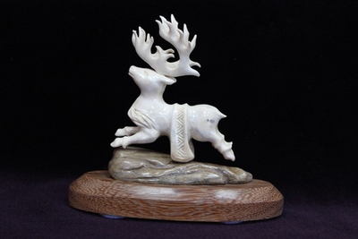 Северный олень, скульптура из кости