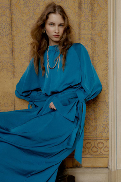 ZARA АТЛАСНОЕ ПЛАТЬЕ МИДИ С ЗАВЯЗКАМИ, УТИНО-СИНИЙ