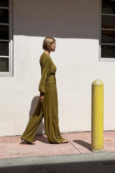 ZARA БРЮКИ ИЗ СТРУЯЩЕЙСЯ ТКАНИ, ОЛИВКОВЫЙ