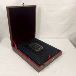 Книга в переплёте из натуральной кожи "Черное золото. История русской нефти" в футляре