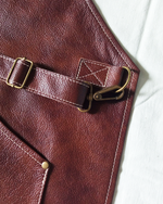 Кожаный рыжий с разводами фартук из итальянской кожи БогомолOFF Классик Коньяк BG00405 с эксклюзивной гравировкой