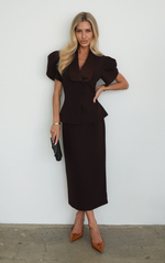 Костюм с приталенным жакетом и атласны воротником