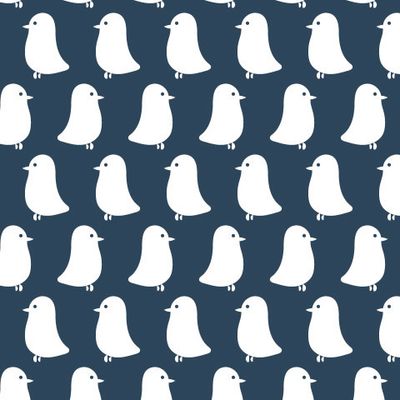 Белые геометрические птицы пятна на темно синем фоне