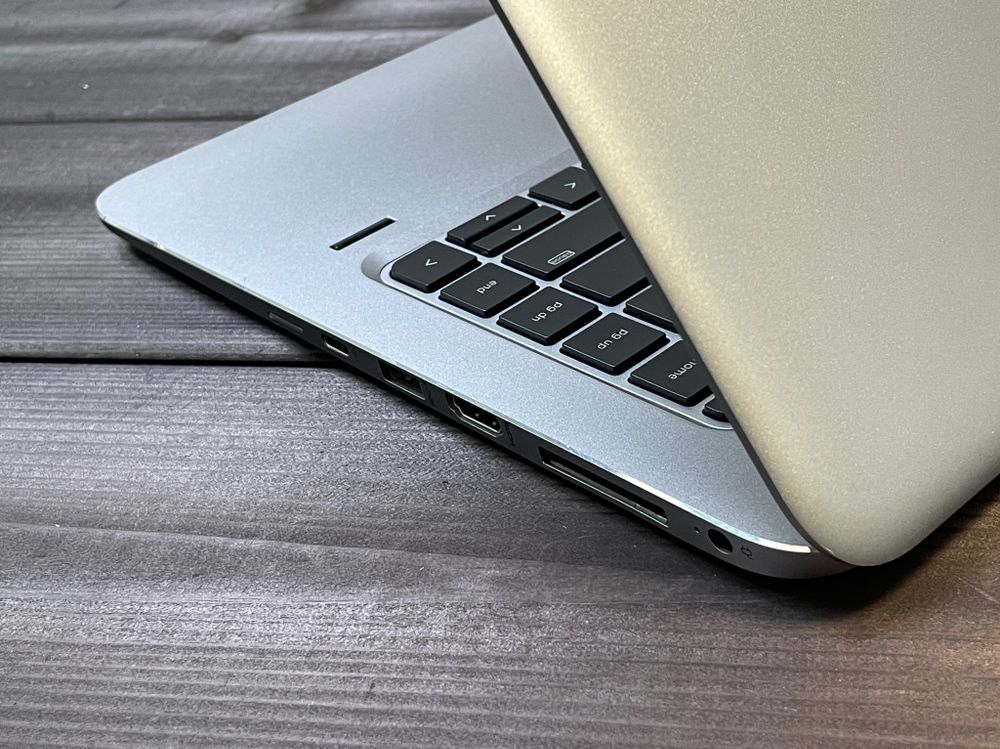 14" Ноутбук HP EliteBook Follio 1040 G3 (1920x1080, Intel Core i5-6300U, RAM 8ГБ, SSD 256ГБ, Intel HD Graphics 520, Win 10Pro)