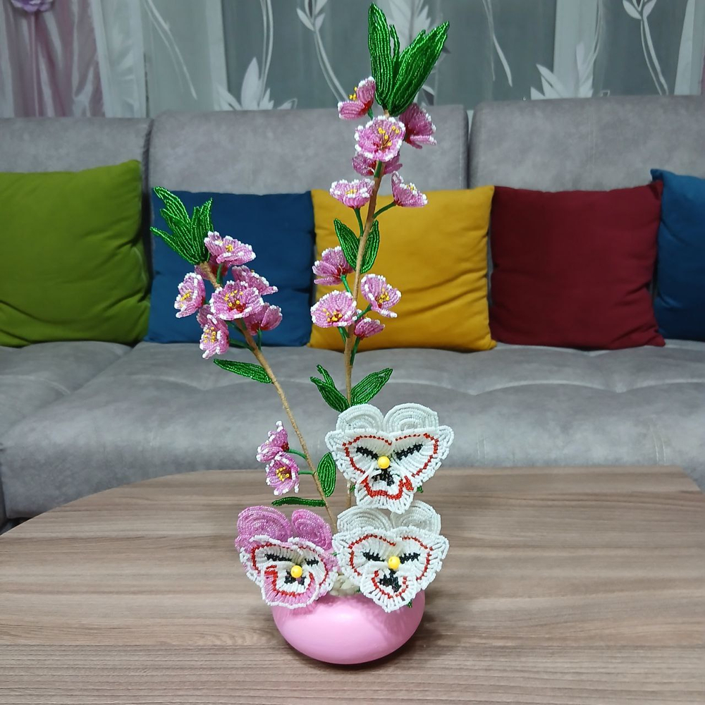 Цветы-сакура и анютины глазки цветочный натюрморт из бисера 43см