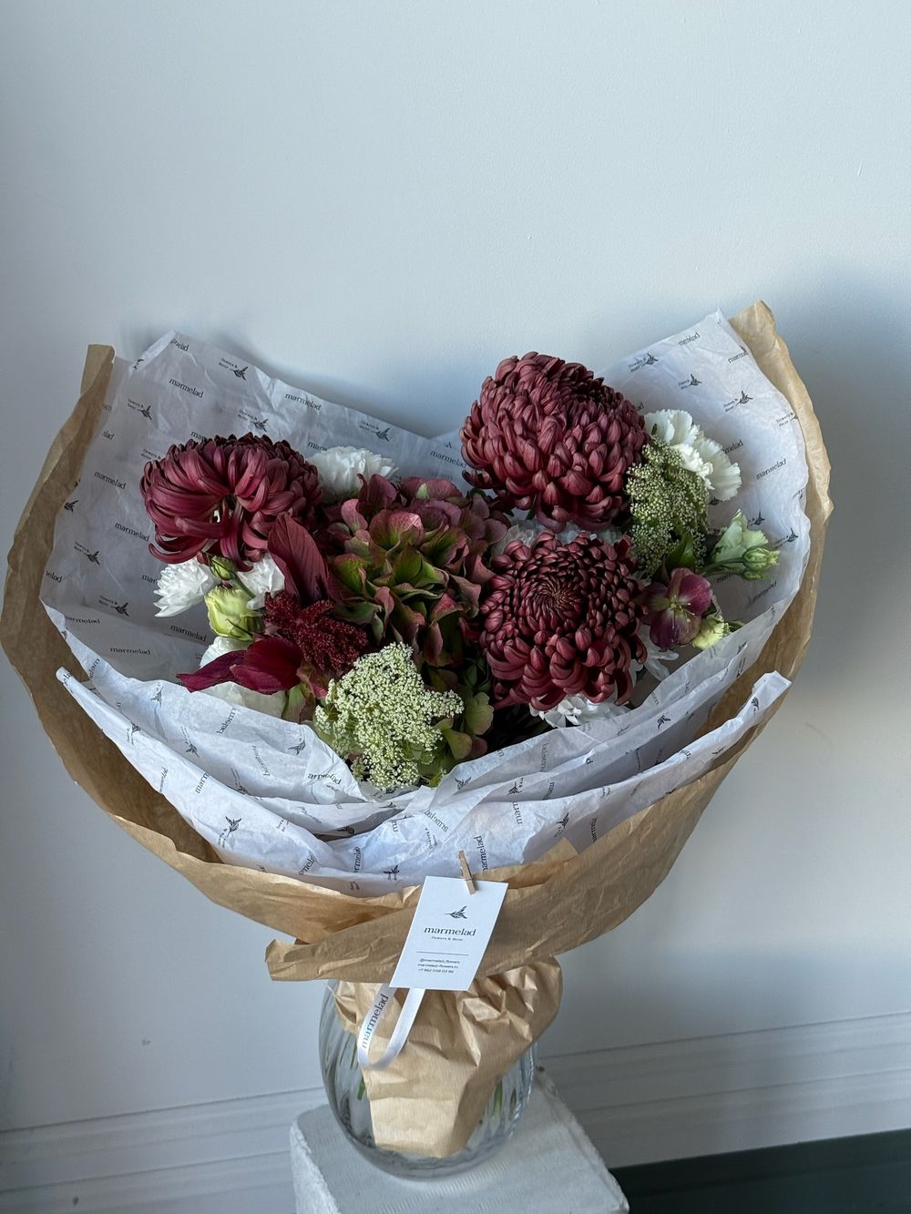 Букет из зеленой гортензии, хелеборуса, амми и хризантем бигуди