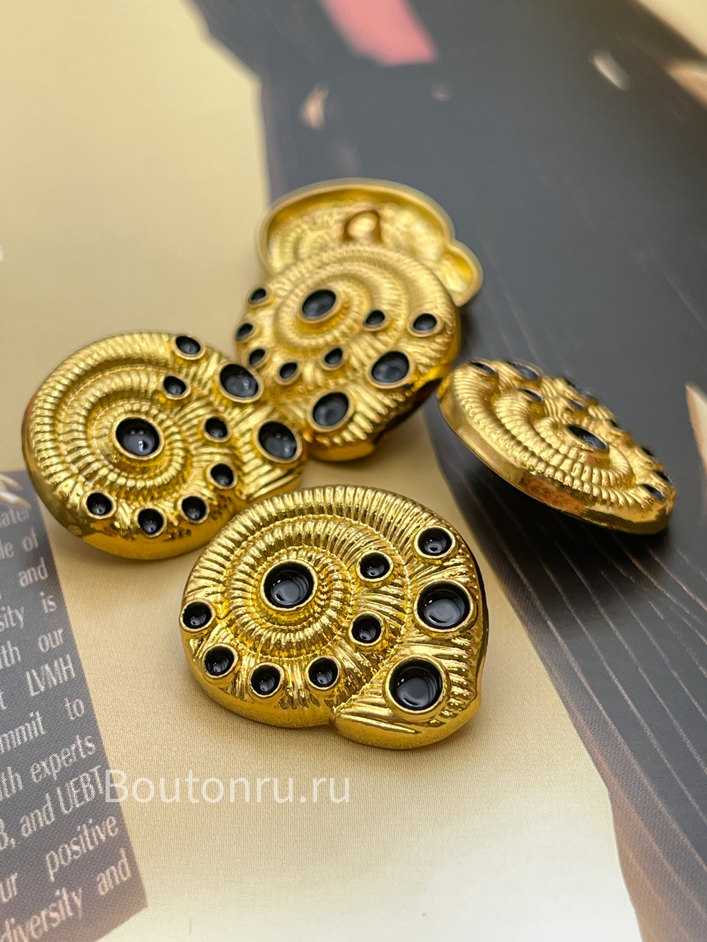 Пуговицы Скиапар. золотистые с черной эмалью в форме ракушки