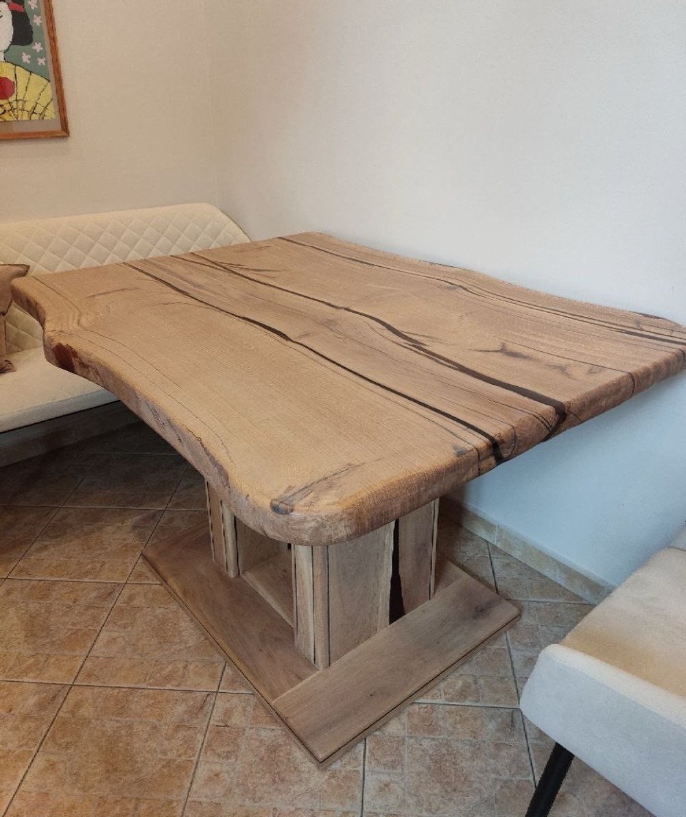 Дубовый обеденный стол