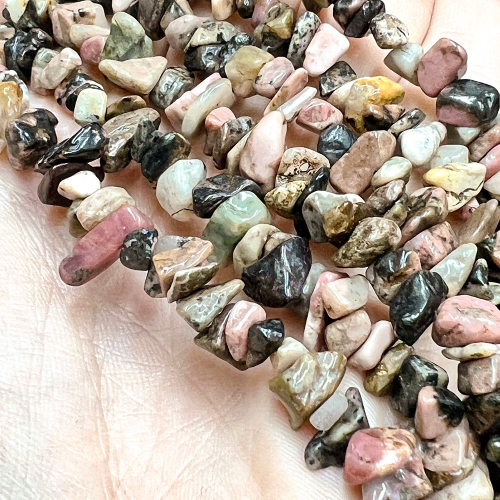 Родонит древесный бусины крошка 5-8 мм, на нитке 80 см