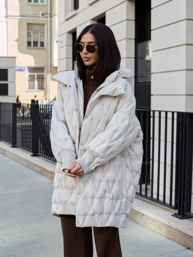 Светло-бежевый удлиненный пуховик с манишкой-капюшоном