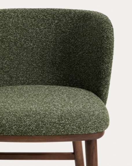 Барный стул Ciselia из темно-зеленого шенилла с ножками из ясеня в отделке орех