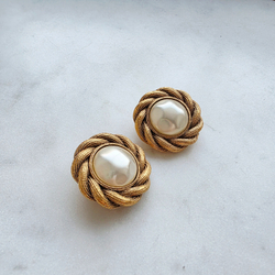 Клипсы Chanel с барочным жемчугом