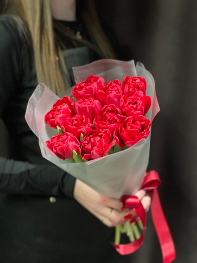 11 красных пионовидных тюльпанов