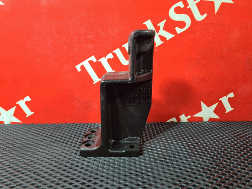 Кронштейн бампера переднего левый