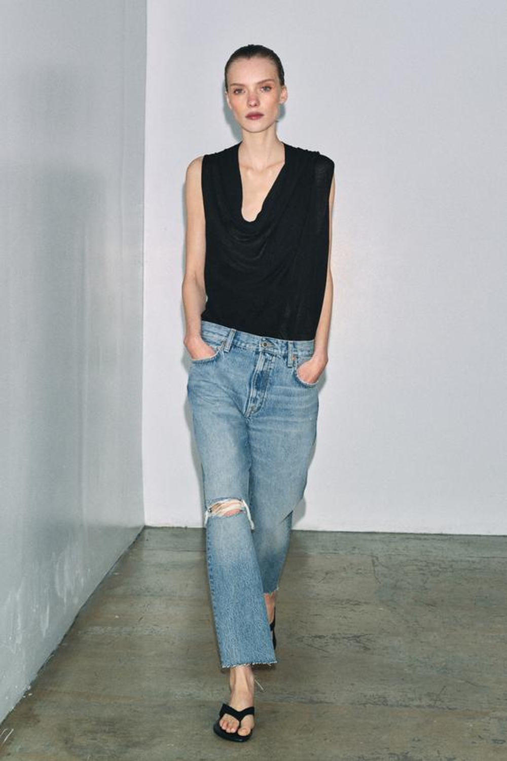 ZARA ДЖИНСЫ ZW COLLECTION ПРЯМОГО КРОЯ СО СРЕДНЕЙ ПОСАДКОЙ И РВАНЫМИ ДЕТАЛЯМИ, СИНИЙ