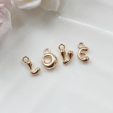 Слово из букв LOVE в позолоте