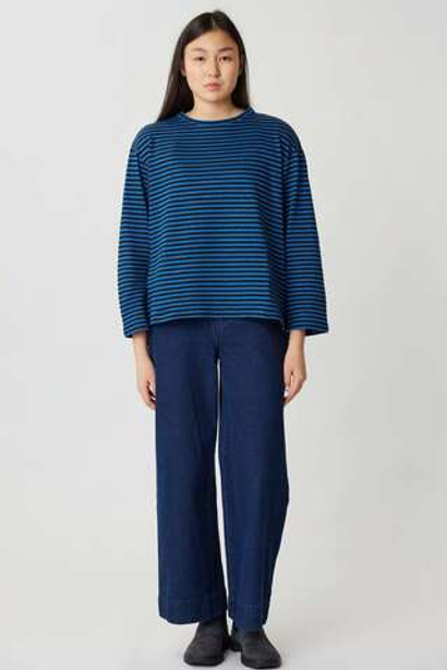 Топ с разрезами в черно-синюю полоску