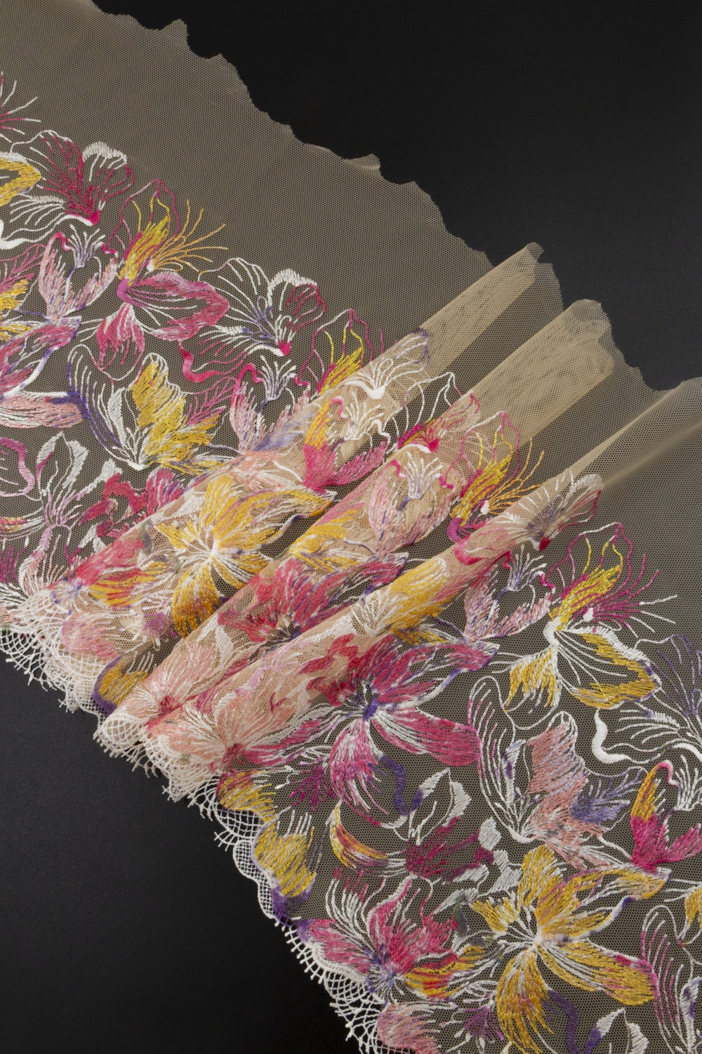 Вышивка на сетке персиковая с мультиколором неэластичная ширина 26 см (правая и левая сторона)