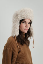 Белая шапка-ушанка