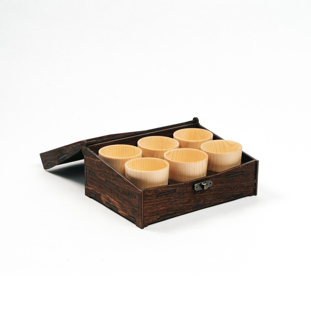 Подарочный набор рюмки (стопки) из древесины кедра в шкатулке PK42