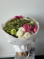 Букет из кустовых пионовивидных роз, гортензии, оксипеталума, хризантемы и диантусов