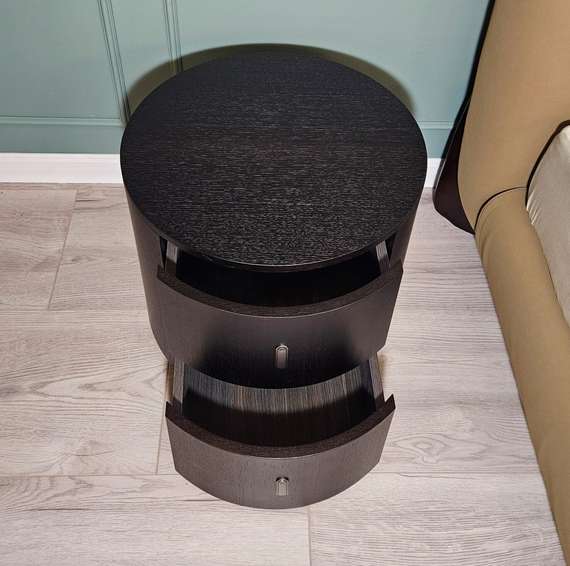 Прикроватная тумбочка Giselle с двумя ящиками