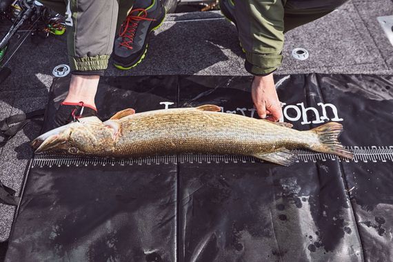 Мат мерный для рыбы Lucky John BBS 132х64см