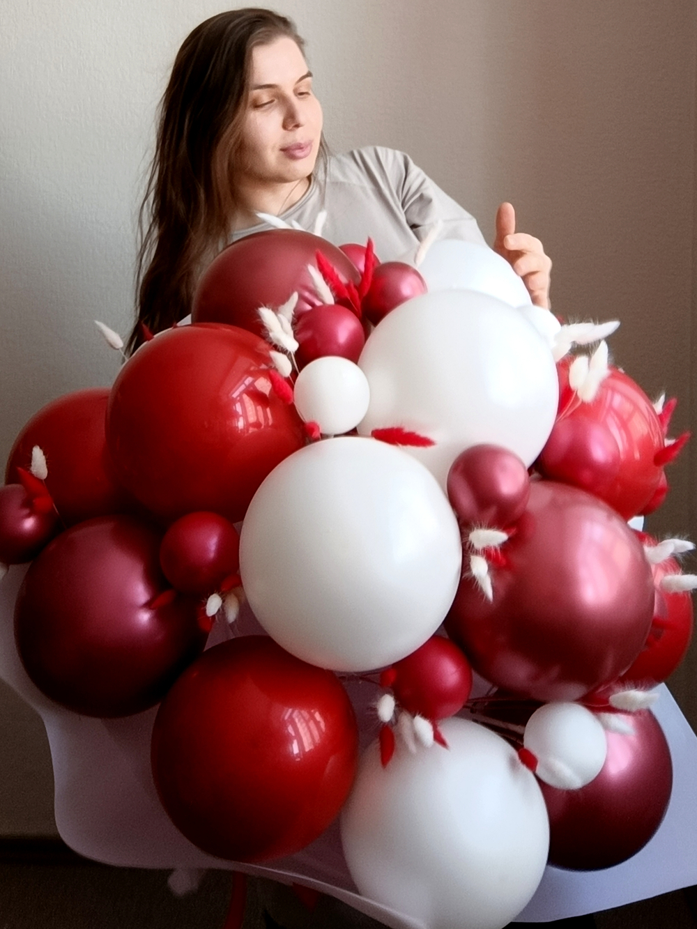 Букет гигант из красных шаров с пушистиками