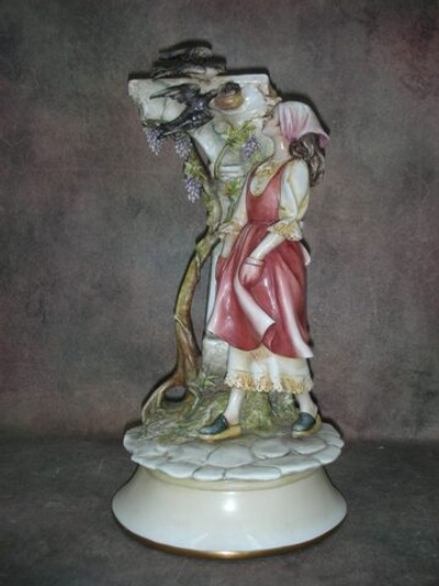 Статуэтка. Фарфор. Девушка и ласточкино гнездо. Capodimonte. Италия