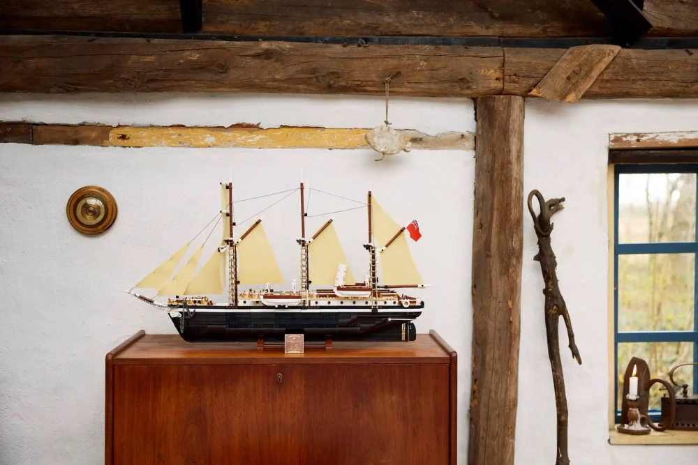 Конструктор LEGO Icons 10335 Модель корабля Выносливость