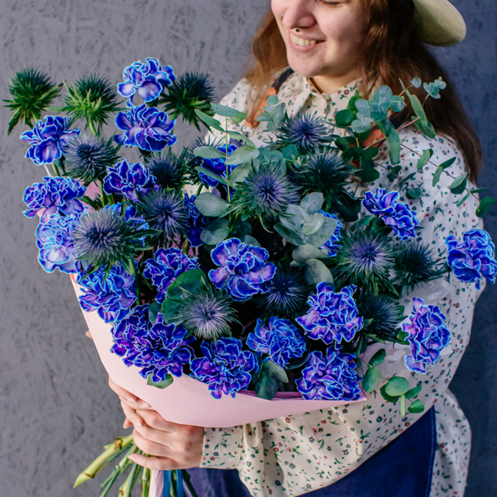 82. Элегантный стойкий синий букет с диантусами и эрингиумом