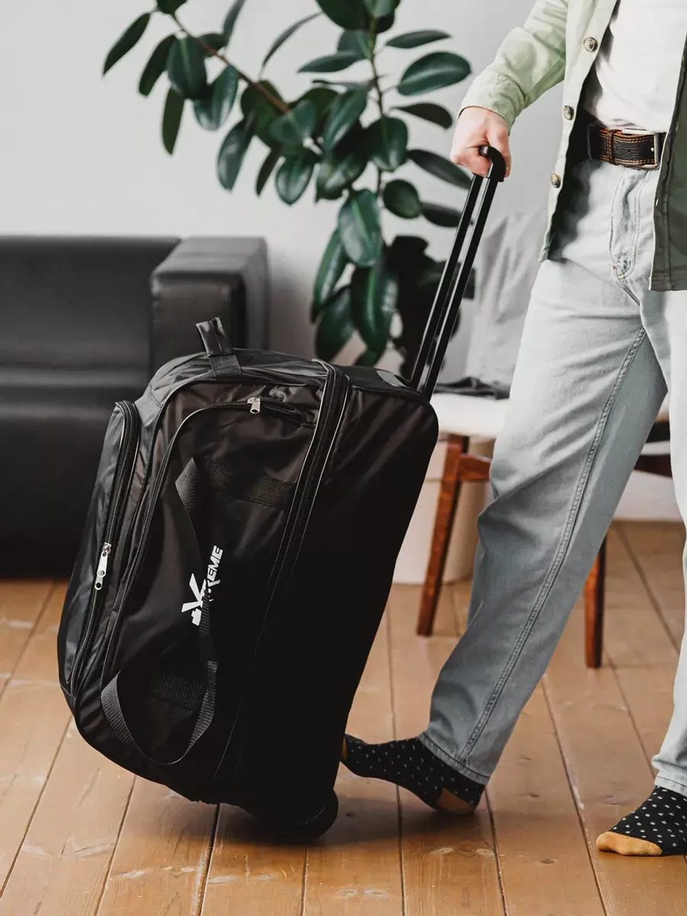 Сумка дорожная на колесах с выдвижной ручкой