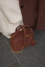 CONNIE шоколадная - пятно на замше сбоку сумки и на дне 45