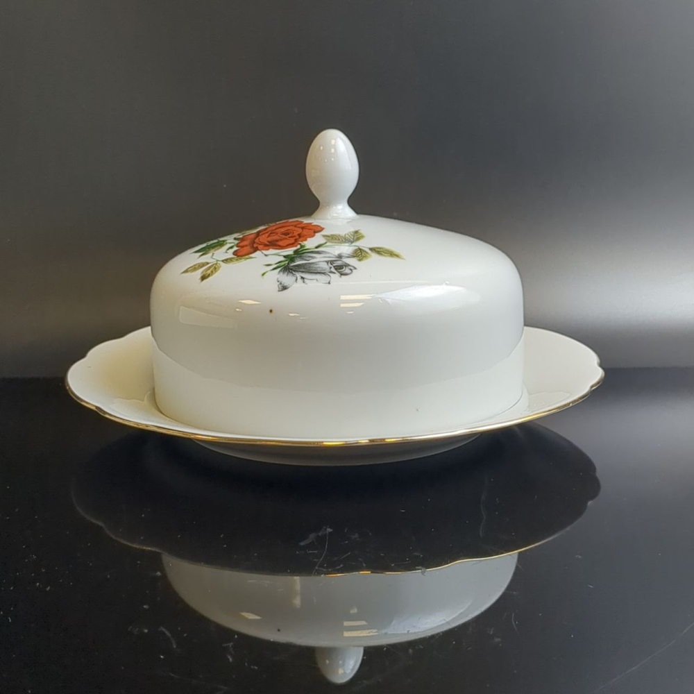 Маслёнка с крышкой фарфоровая, деколь розы, золочение, клеймо Kahla, Кахла, ГДР, винтаж 1968-1987 гг