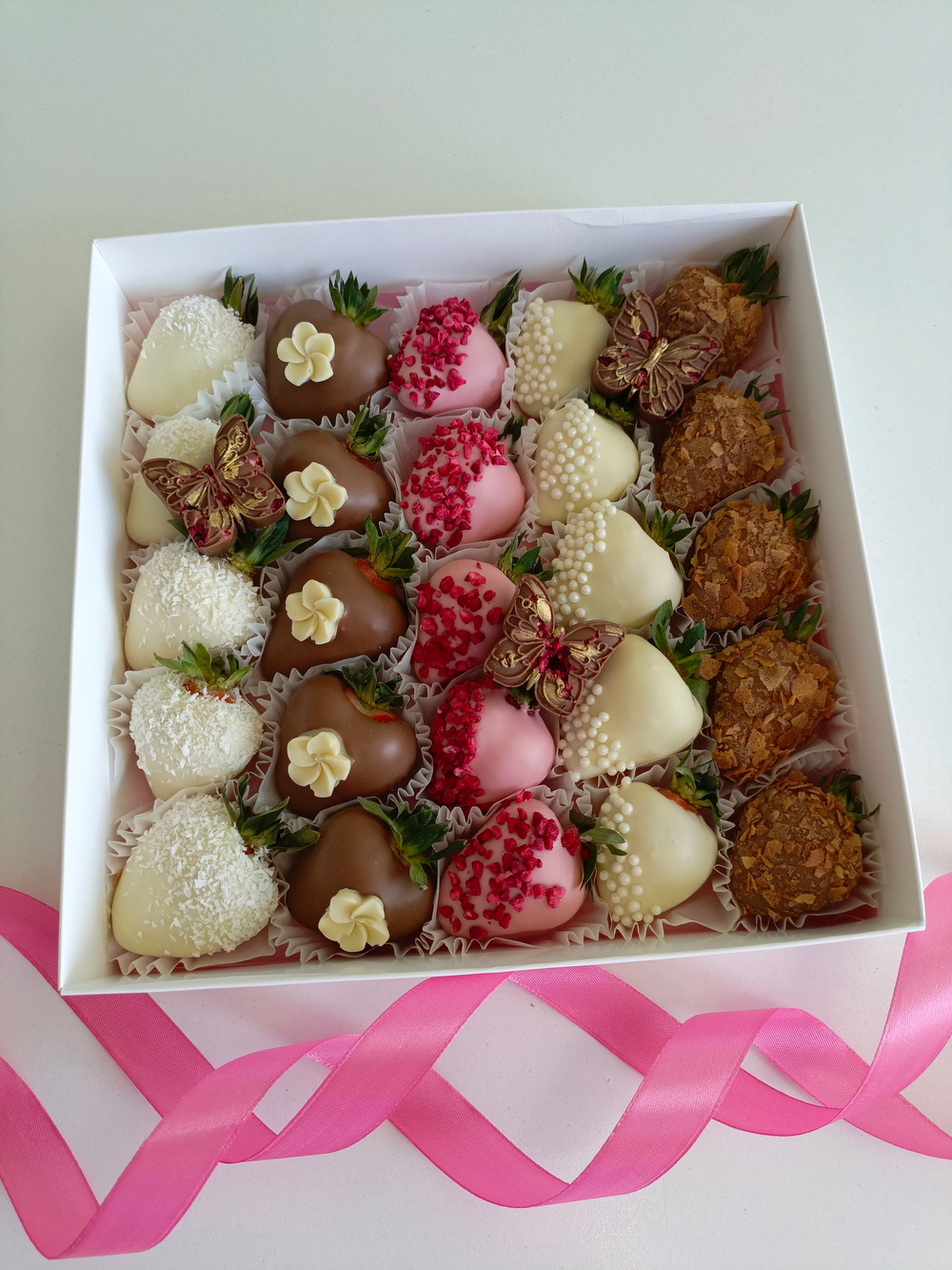 Клубника в шоколаде с бабочками из шоколада