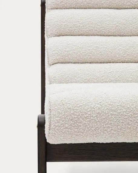 Кресло Magira, белое букле, массив дуба с темной отделкой