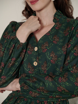 Платье с воротником стойкой