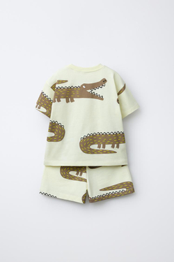 ZARA КОМПЛЕКТ ИЗ ФУТБОЛКИ И ШОРТ С ПРИНТОМ «КРОКОДИЛЫ», ЖЕЛТЫЙ